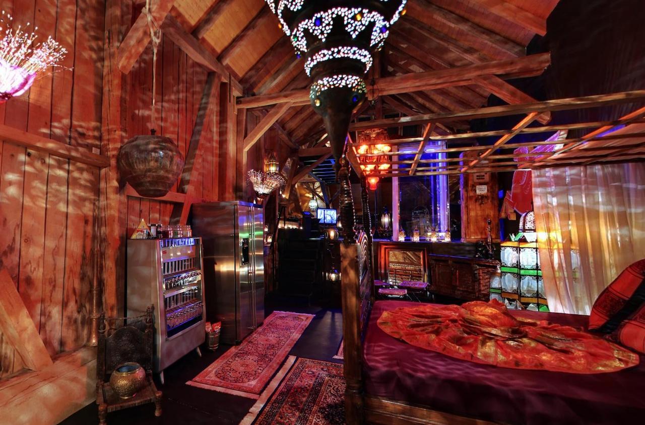 Bijou Hotel / Love And Romance Kallnach Bilik gambar