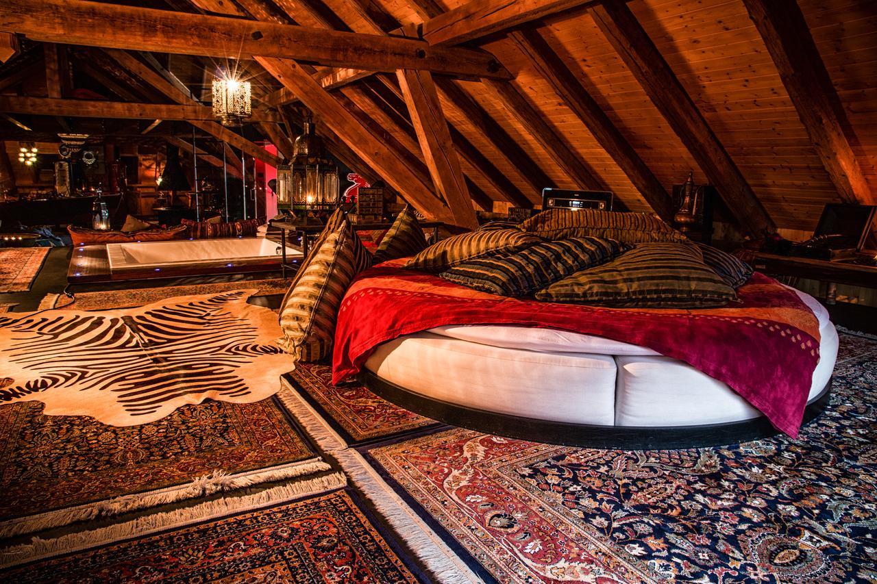Bijou Hotel / Love And Romance Kallnach Bilik gambar