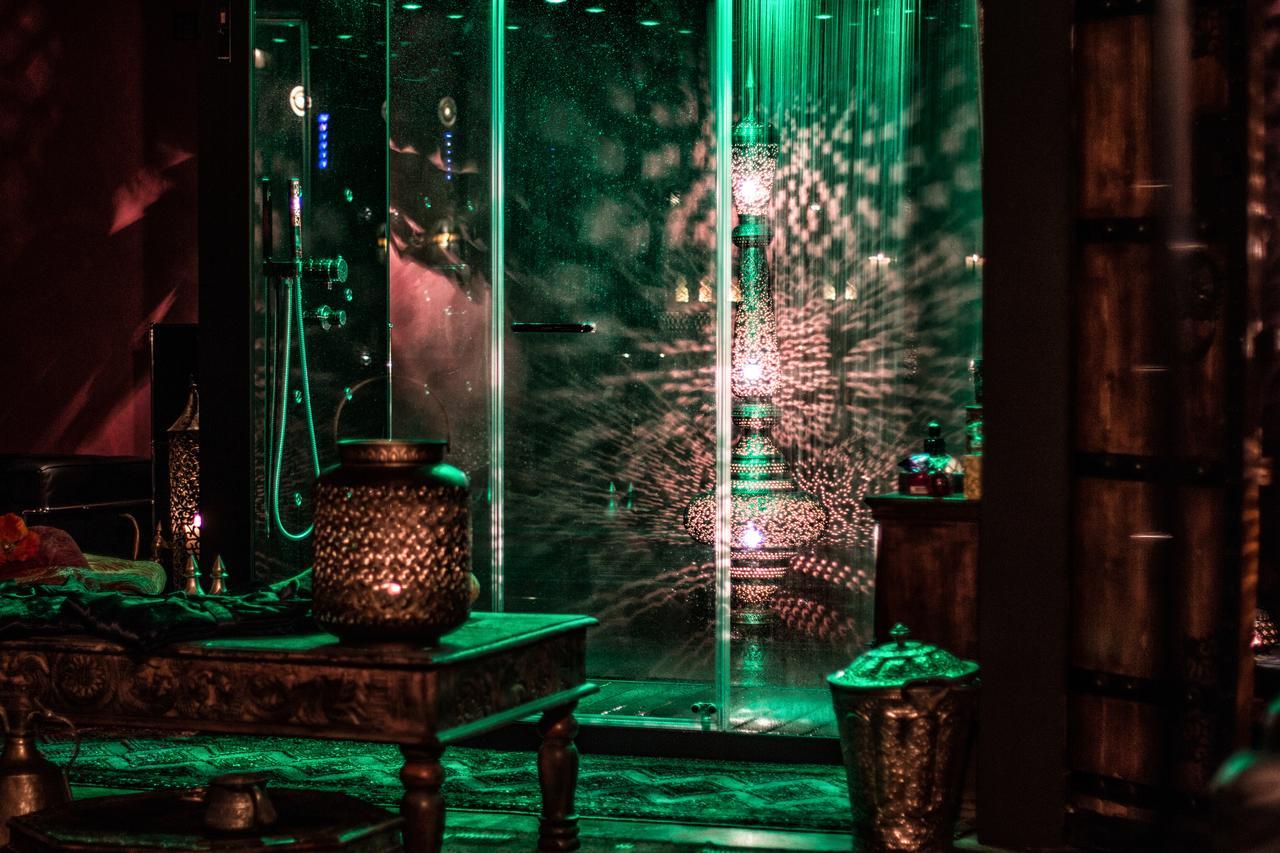 Bijou Hotel / Love And Romance Kallnach Bilik gambar